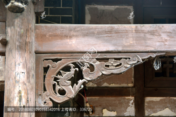 古建结构雀替木雕艺术中国龙