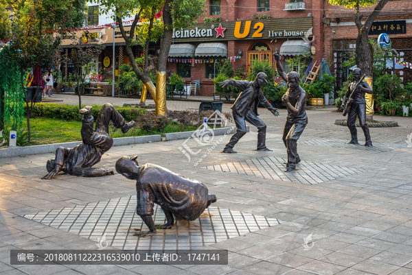 街头歌舞者雕塑