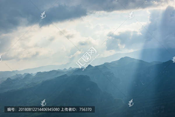 崇山峻岭