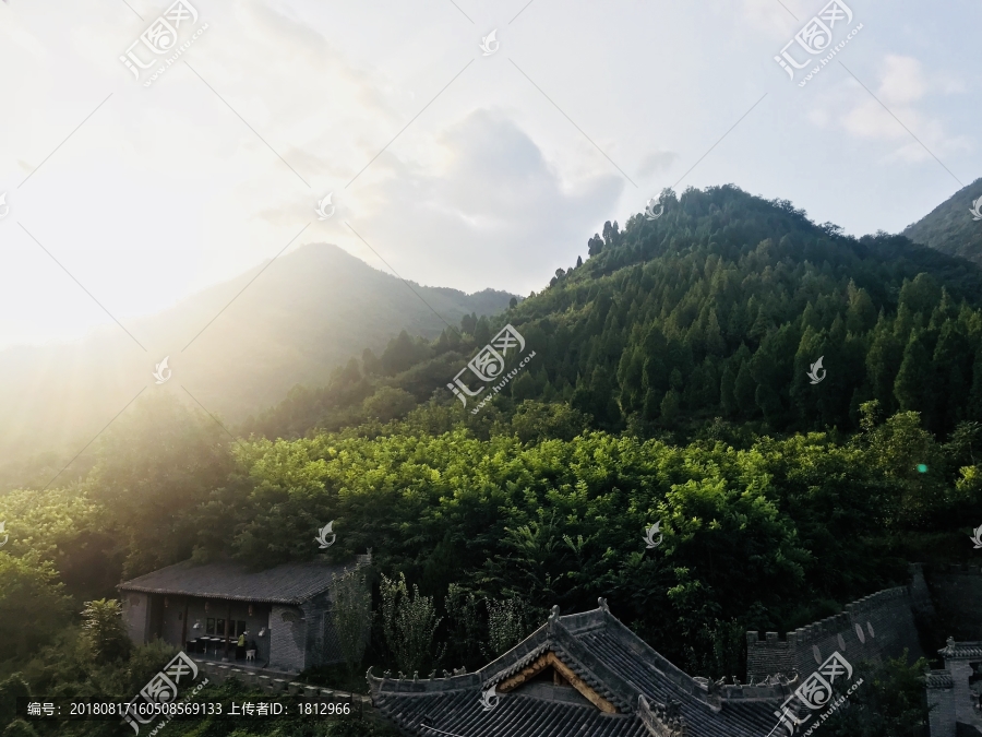 夕阳下的青山