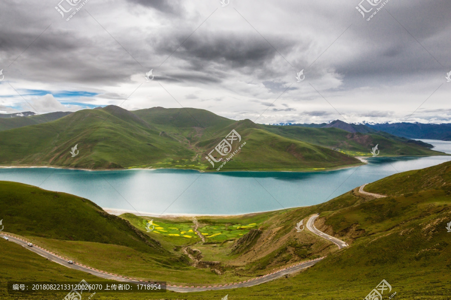 西藏高原羊卓雍措湖面风光