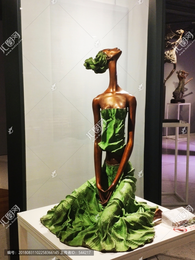 穿绿裙子的少女铜雕像