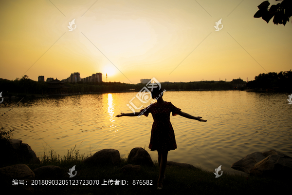 黄昏人物剪影
