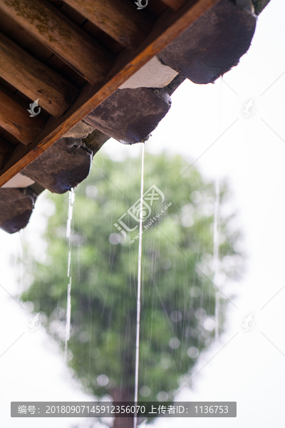 下雨的屋檐