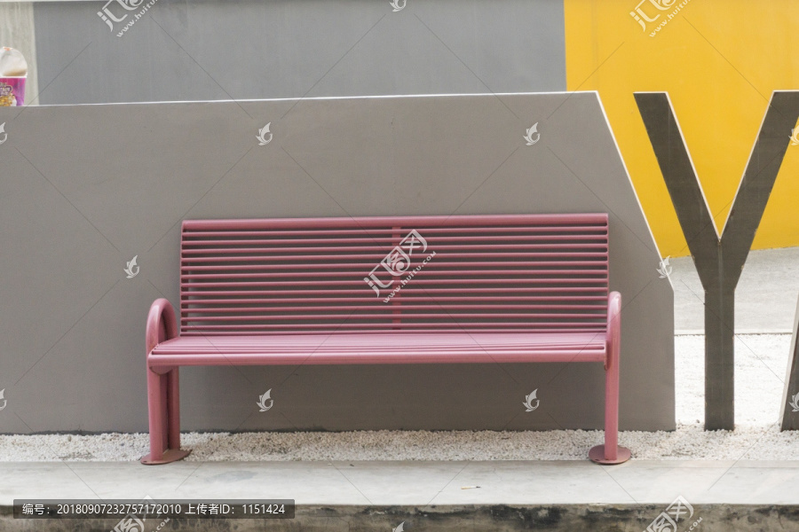 红色金属椅子
