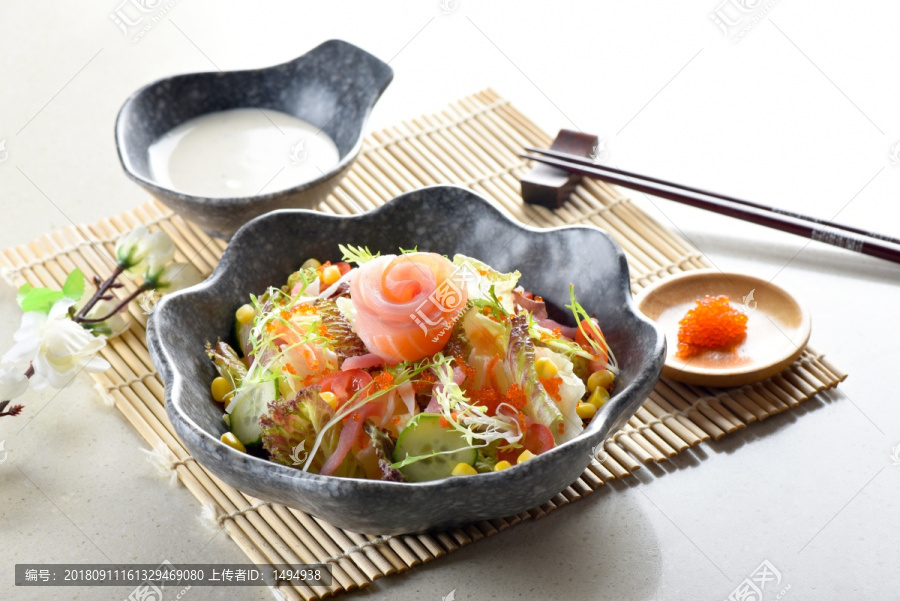 三文鱼寿司蔬菜沙拉