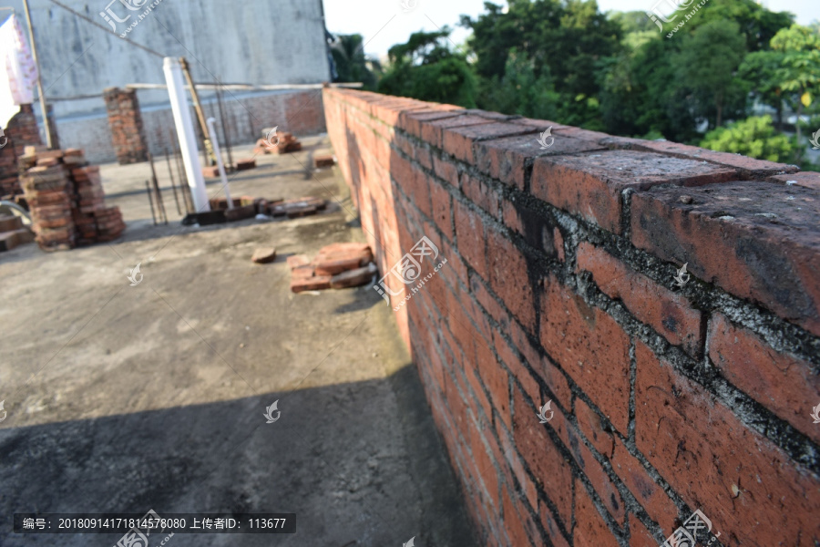 楼顶的围墙围栏砖头