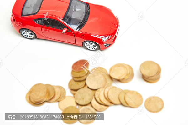 背景上的汽车模型和货币