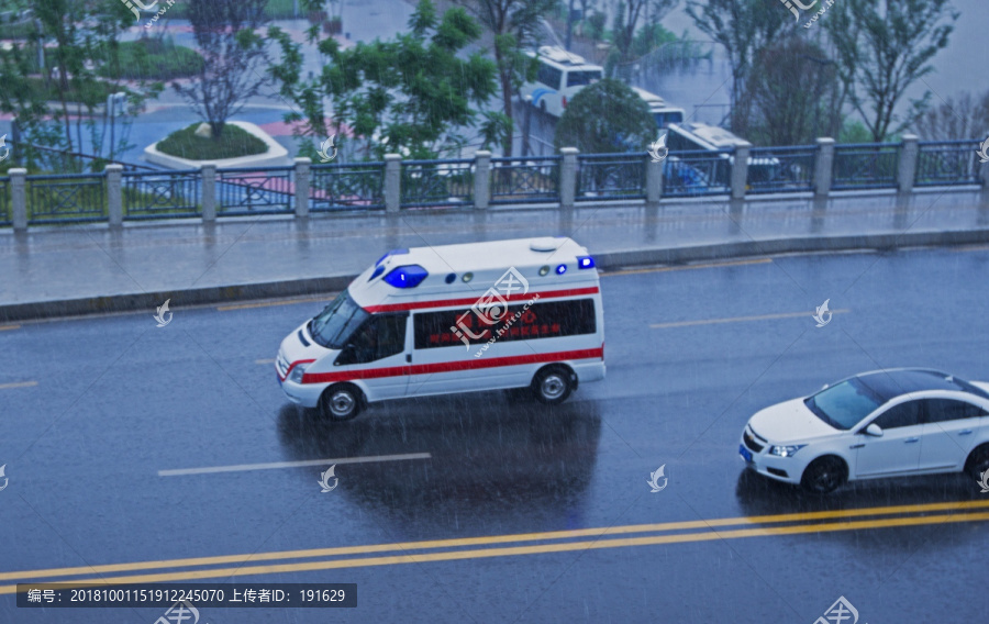 雨中行驶的救护车