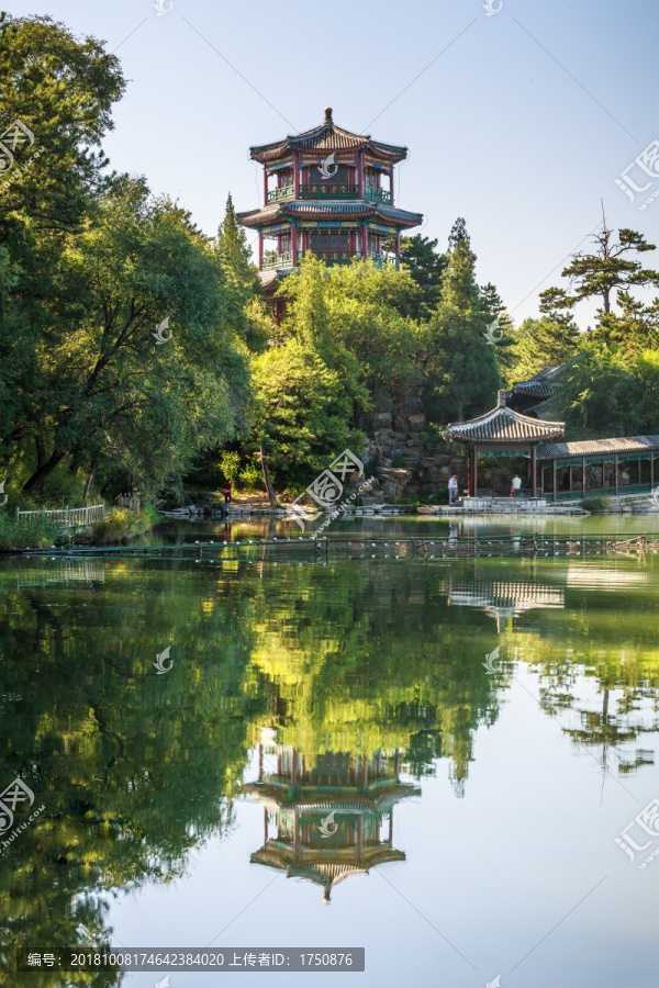 承德避暑山庄古建筑湖边观景塔