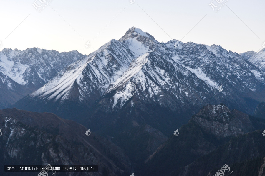 天山雪山