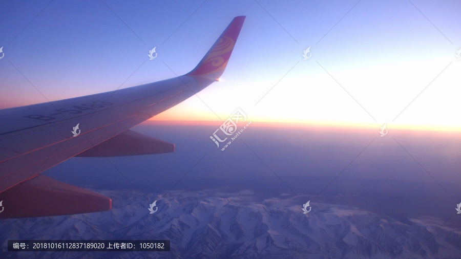 飞机上空俯瞰雪峰