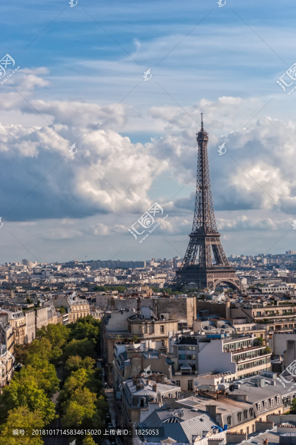 蓝天下的巴黎埃菲尔铁塔