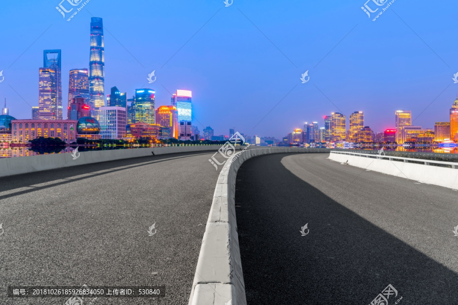 道路地面和上海陆家嘴金融中心