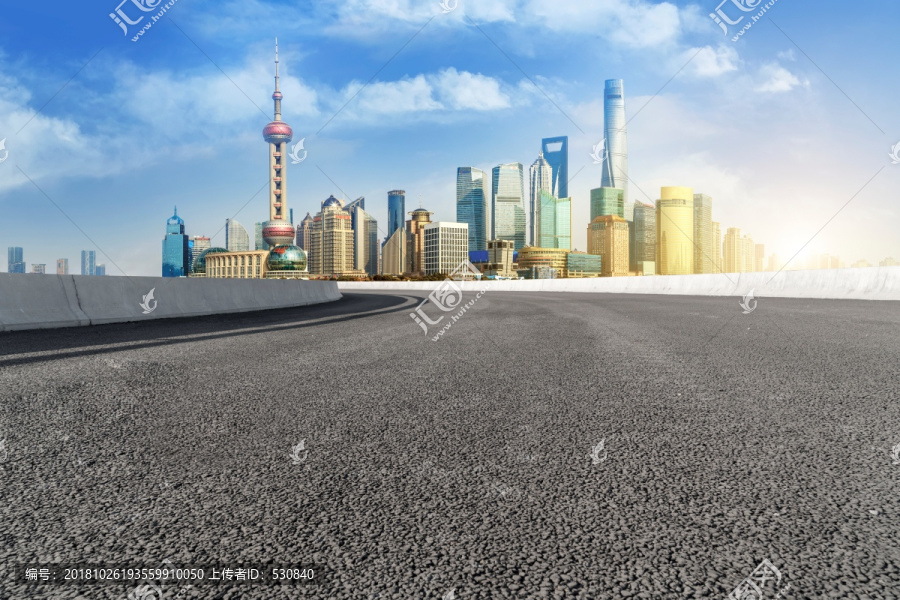 地面道路和上海陆家嘴高端建筑