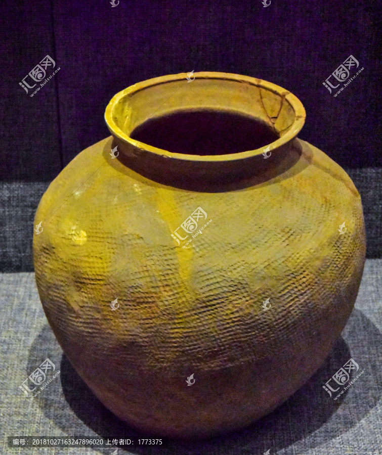 汉代方格纹灰陶罐