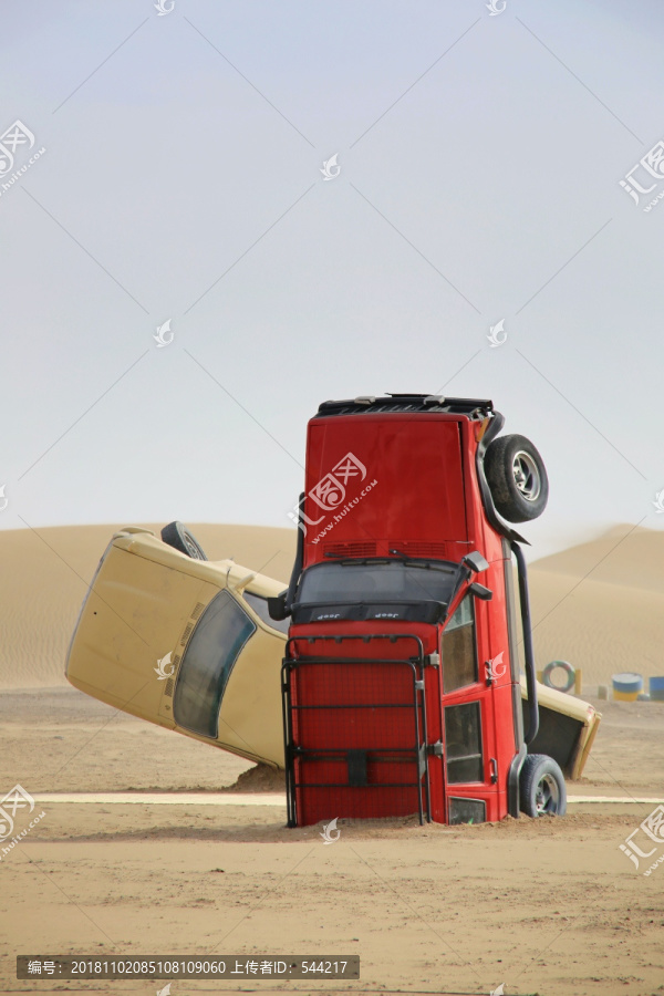 沙漠中的小汽车叠罗汉
