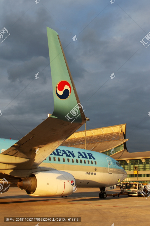 夕阳下的大韩航空公司飞机