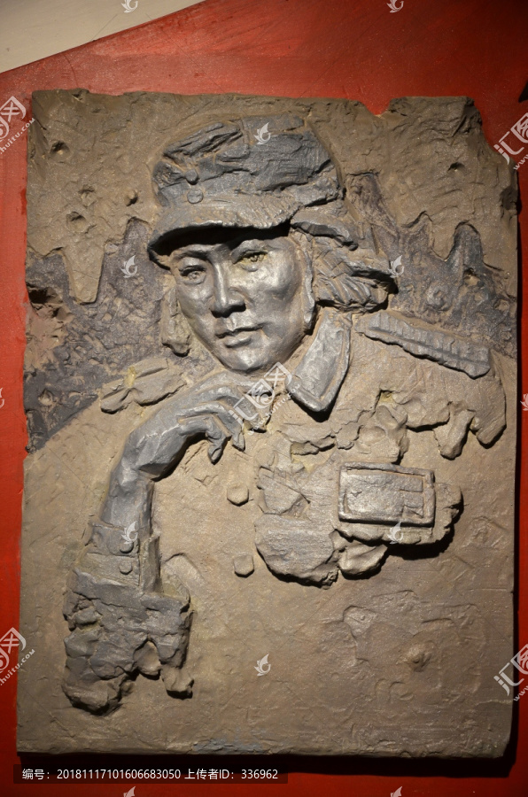 红军女战士浮雕
