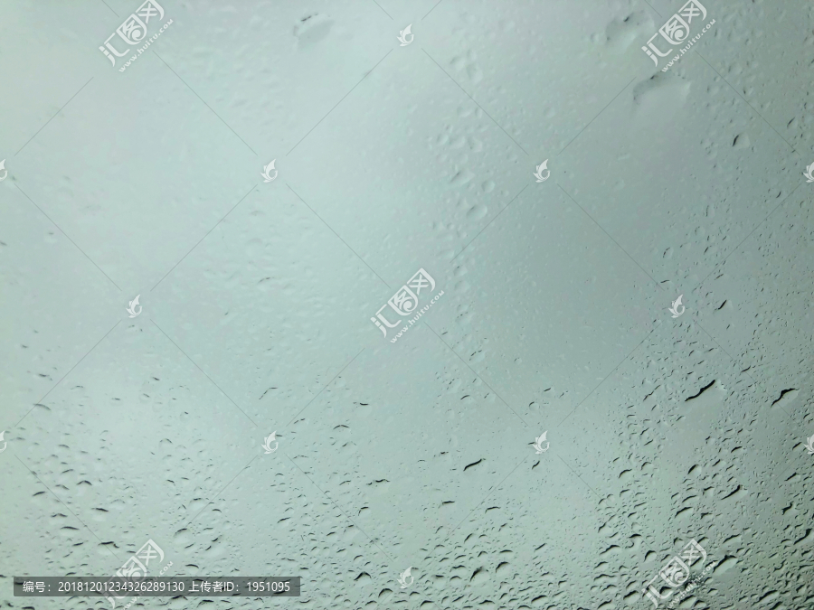 车窗上的雨珠
