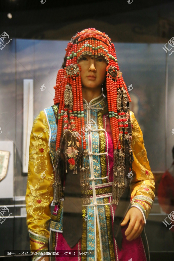 蒙古族少女民族服饰