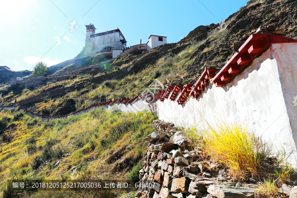 西藏雍布拉康宫道盘山路