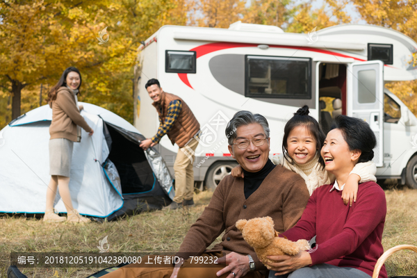 快乐的一家五口自驾旅行