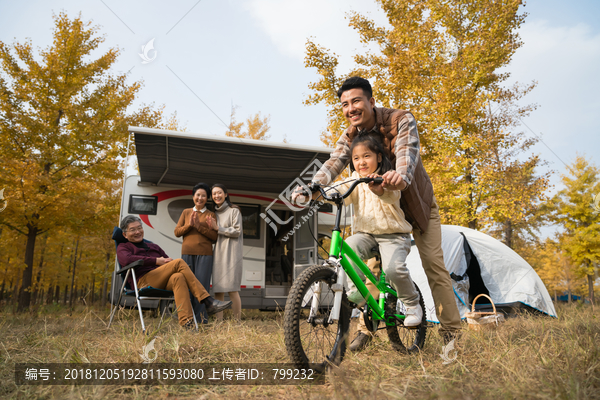 快乐的一家五口自驾旅行