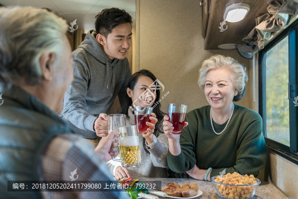 快乐的一家人享受休闲时光