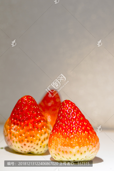 三颗草莓