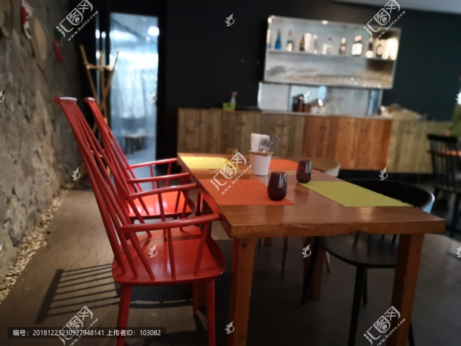 红色椅子木质餐桌餐厅