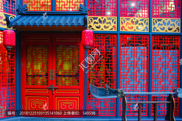 中式雕花实木门窗
