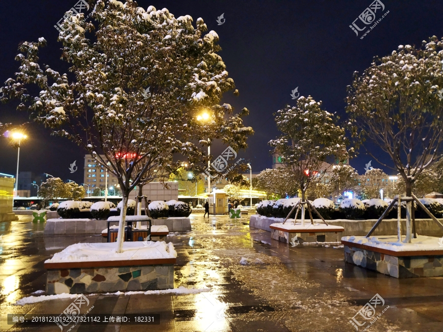 下雪后的广场