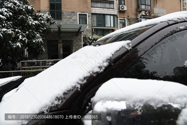 雪后停车场