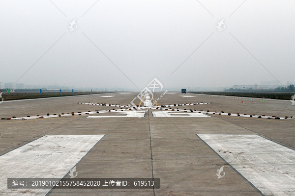 施工关闭中的朝阳机场跑道