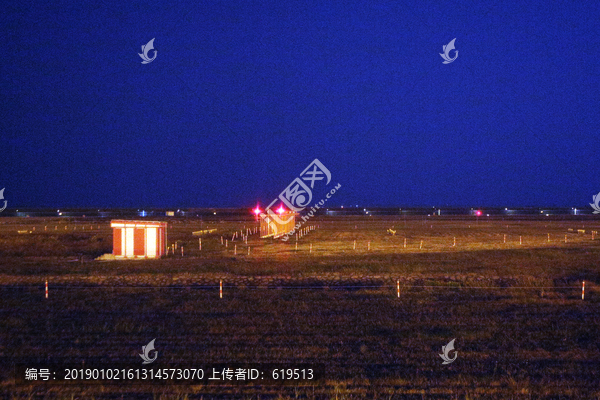 浦东机场夜晚飞机降落