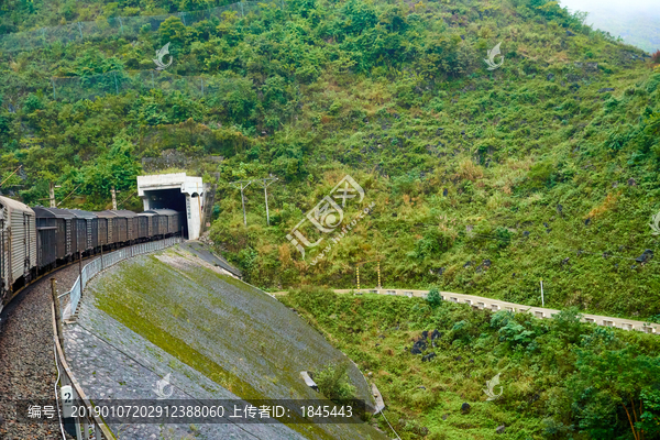 火车过隧道