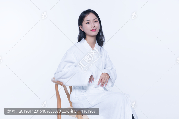 女性浴袍高清摄影图