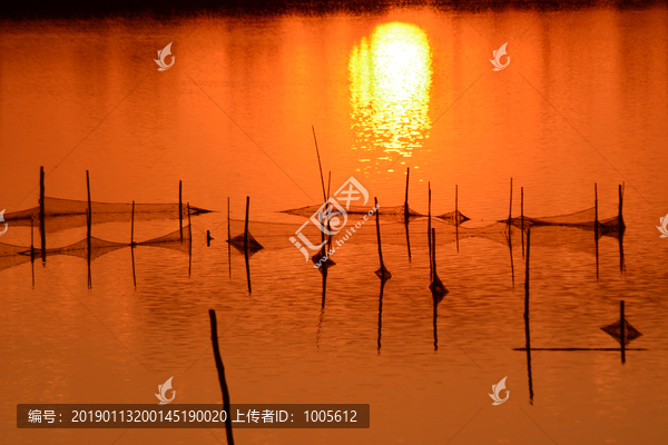湖面霞光