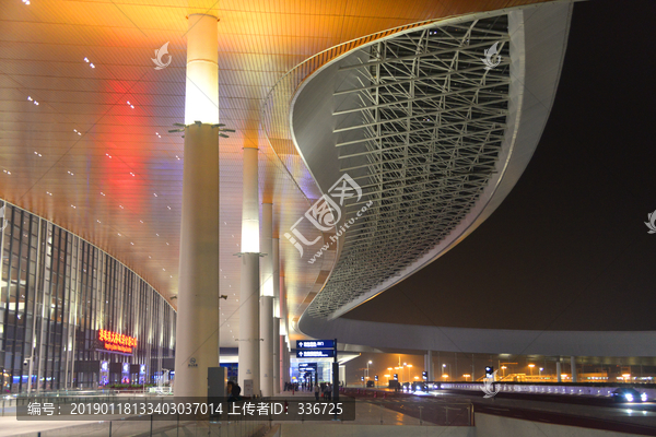 夜色中的港珠澳大桥珠海公路口岸