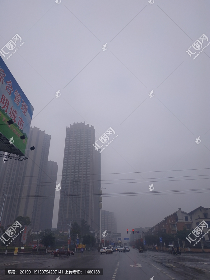 城市高楼云雾
