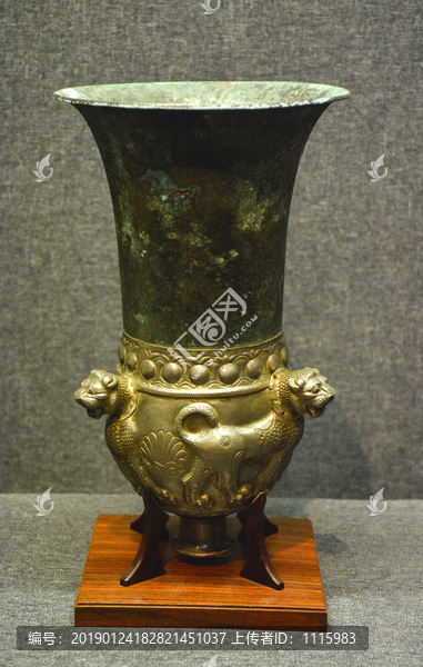 伊朗狮子装饰银青铜杯