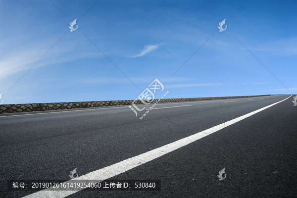 高速公路和蓝天白云