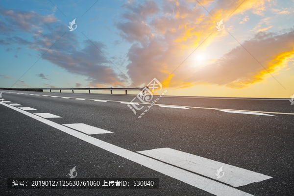 道路地面和天空云彩