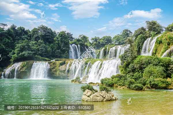 山水风景大瀑布