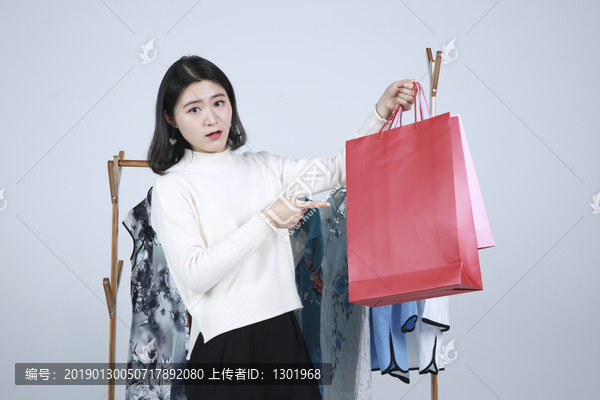 女子购买衣服素材图片