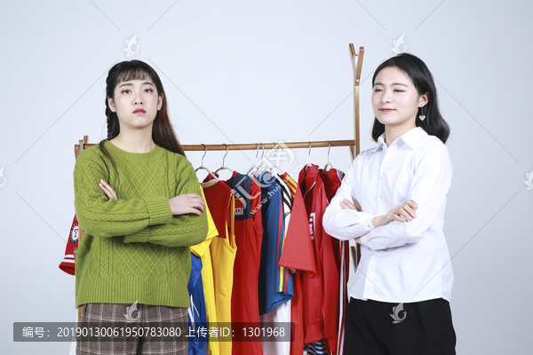 女子在商店购买衣服高清大图