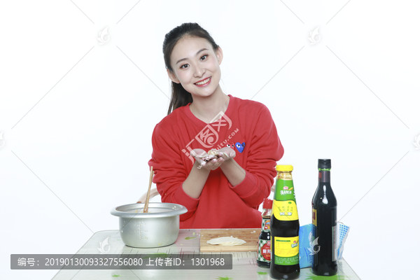 女孩包饺子摄影图片