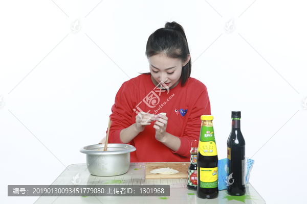 女孩包饺子摄影图片