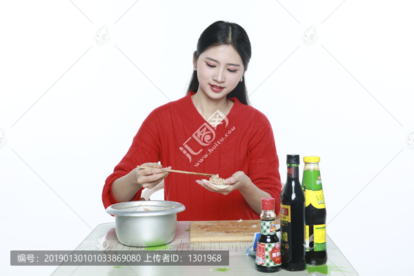 新娘包饺子摄影图片